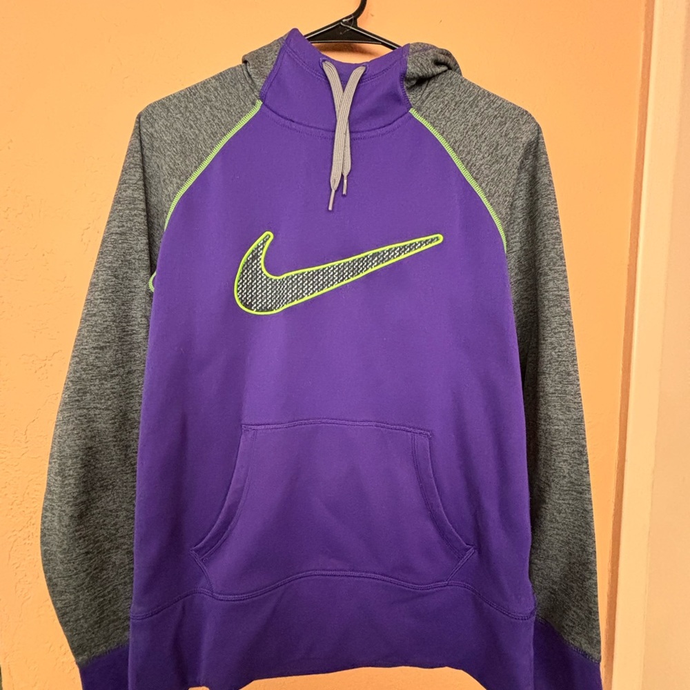 Nike Women’s Therma-Fit Size Medium.